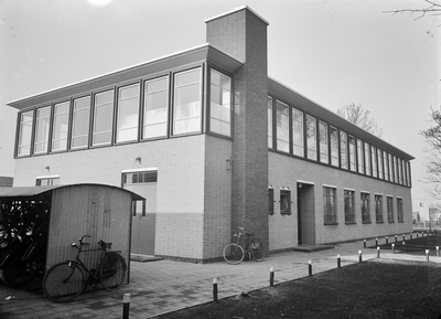 834602 Gezicht op het nieuwe dienstgebouw van de N.S. te Venlo.